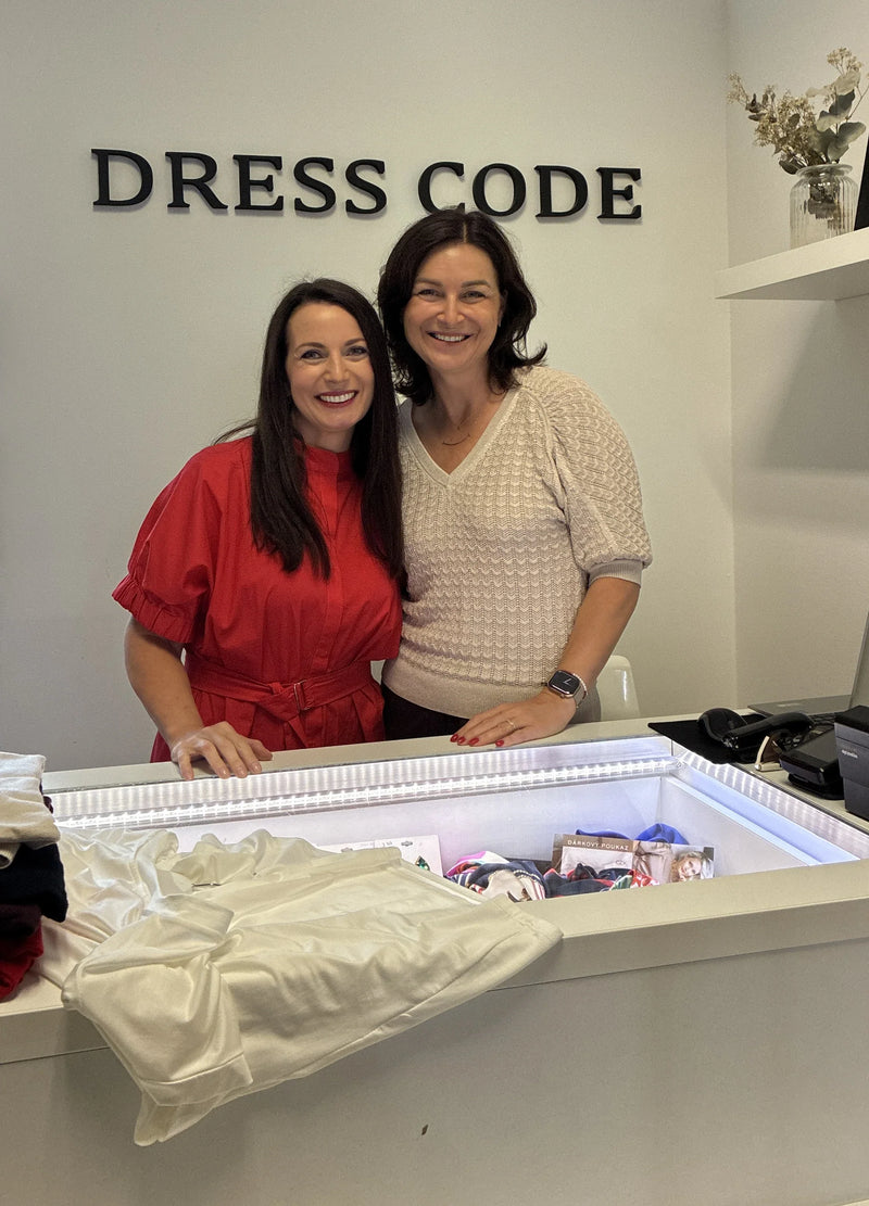 Martina Weisserová a stylistka Táňa Neumanová v butiku Dress Code v Pardubicích